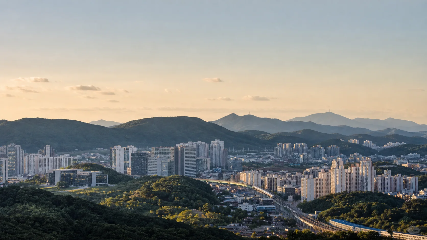 용인 생활권의 산지와 도시 연결을 상징해 구성한 편집 전경